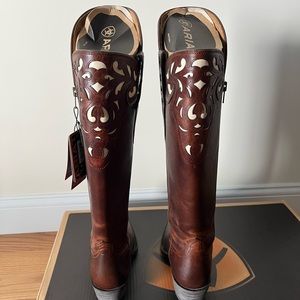 NEW Ariat cowboy boots.